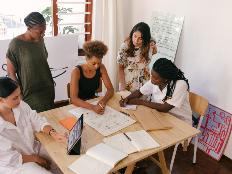 pessoas realizando um briefing para identidade visual